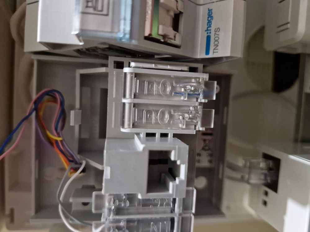 Le borne out rejoint le petit boitier en bas