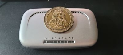 Le presse papier ne sert qu'à cacher la marque.