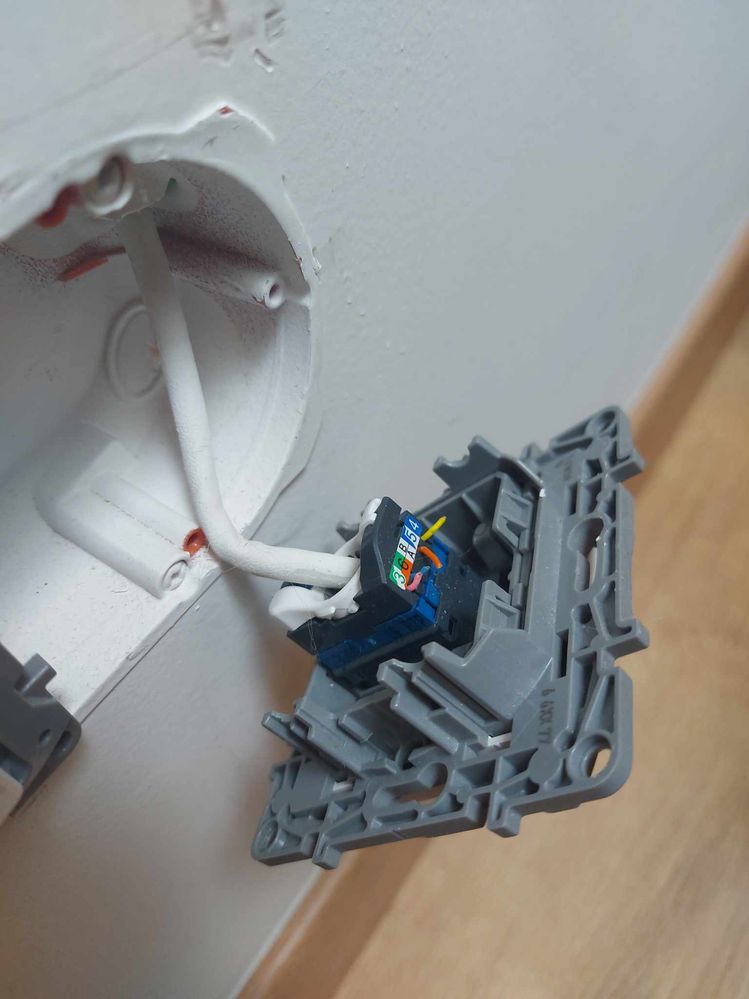 voici ce qui se trouve à l'arrière des prises