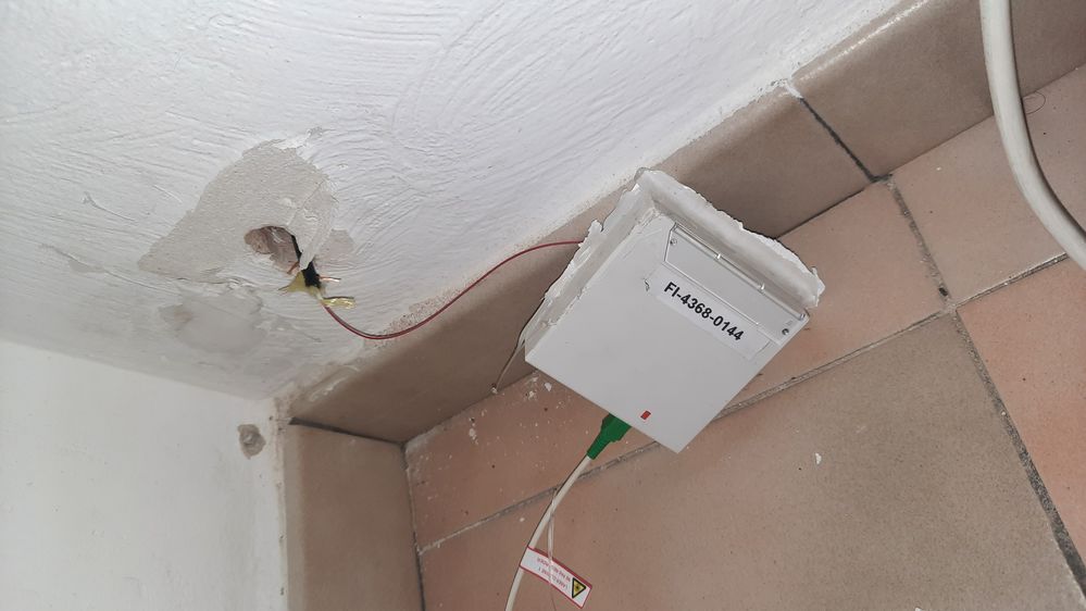 Boitier fibre mal fixé tombé au sol après quelques jours