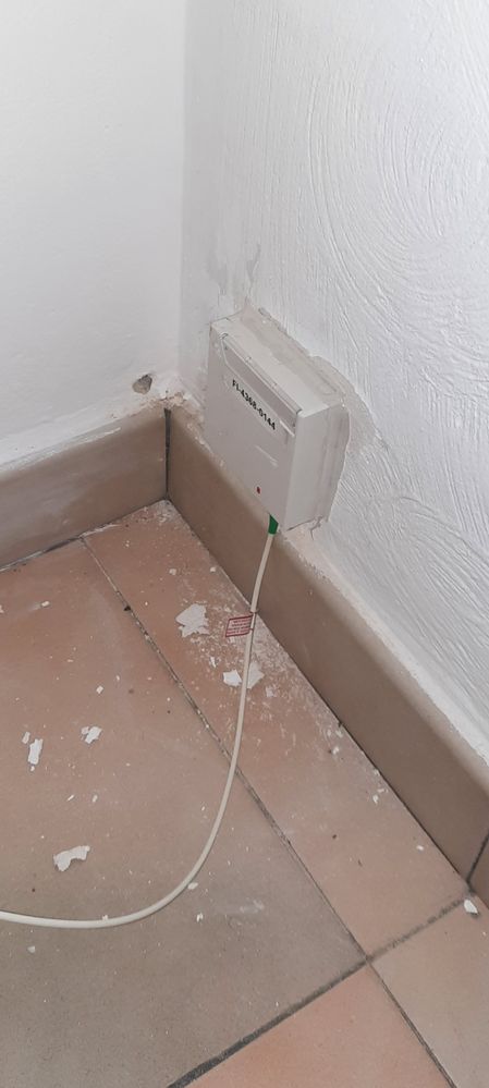 Boitier fibre vissé par le technicien mais pas déplacé car "trop compliqué"