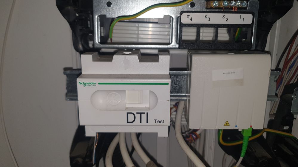 Y'a quand même un fil de terre... il ne sert à rien mais il est présent!