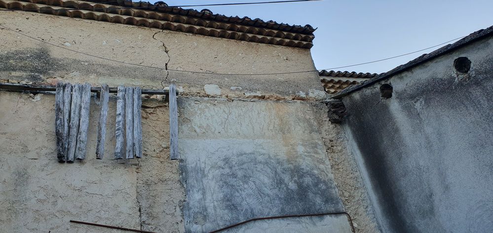 cable non conforme qui pend lamentablement