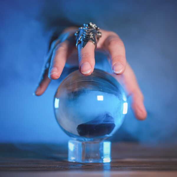 boule-de-cristal-divination-croyances-et-precautions.jpg