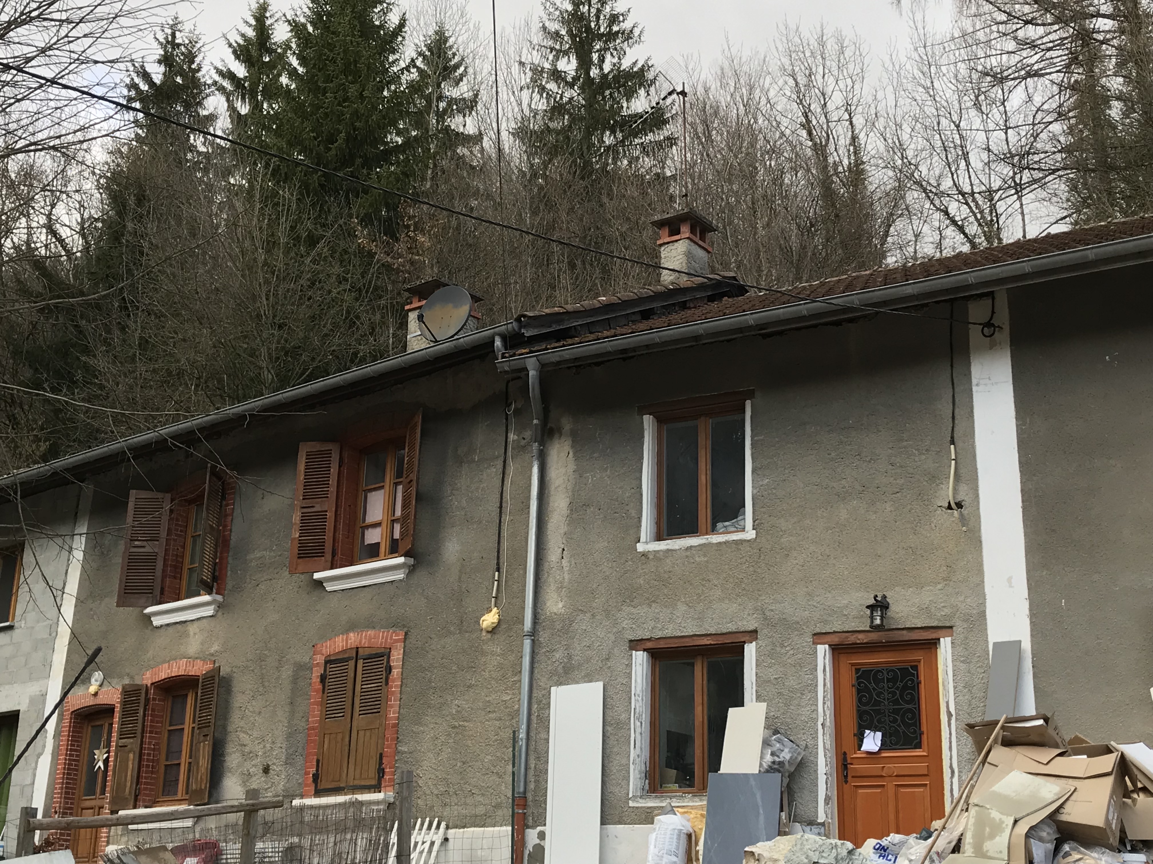 facade avec cable telephone voisin.jpg