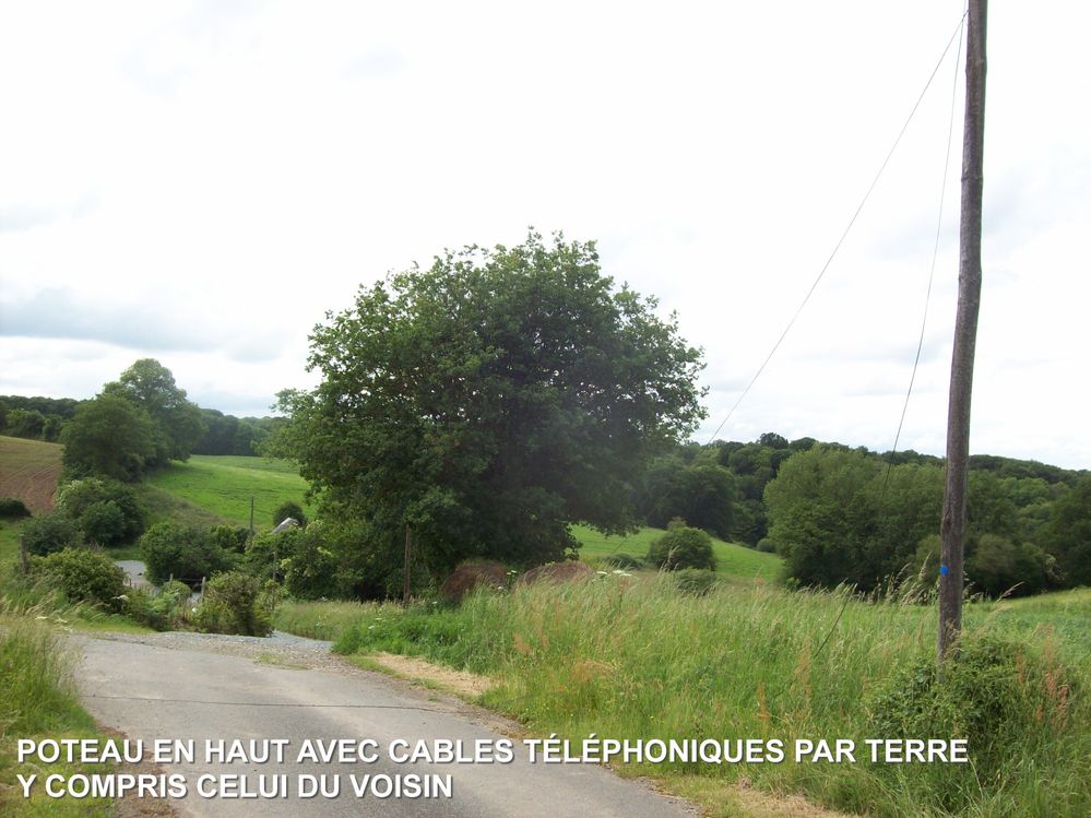 POTEAU-DEUX-CABLES-PAR-TERRE.JPG