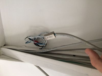 File ethernet sortant du mur 