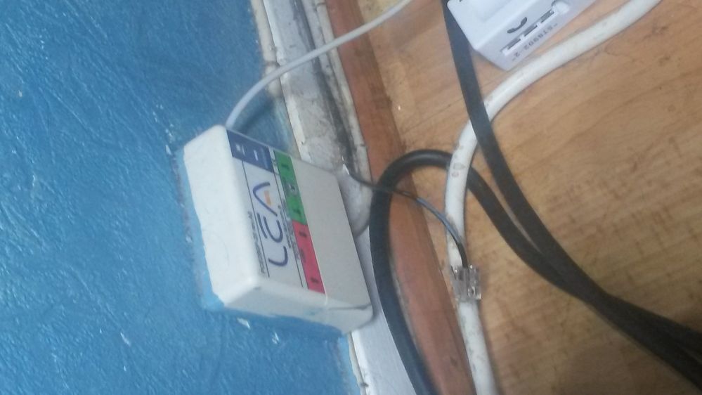 le boitier situé entre les deux prise téléphonique de ma chambre
