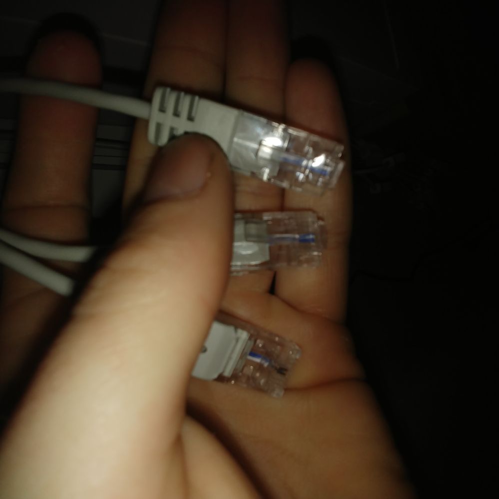 PRISE RJ45 (tenue en main dans la photo "vue globale 2")
