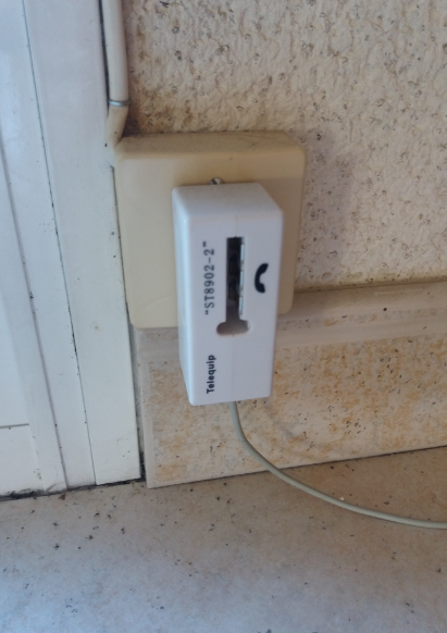 la prise blanche est reliée a la box