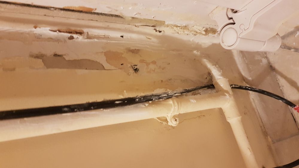 le cable passé derrière le tuyau de chauffage