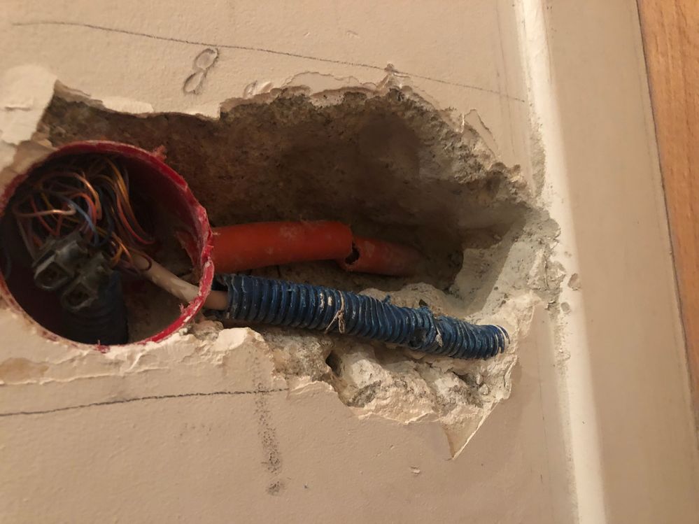 1er trou que j’au Du faire dans mon mur et qui ne sert à rien