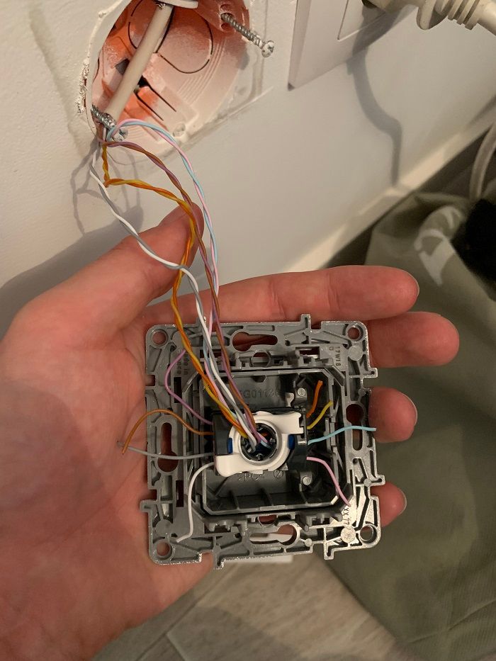 Prise femelle (côté chambre)