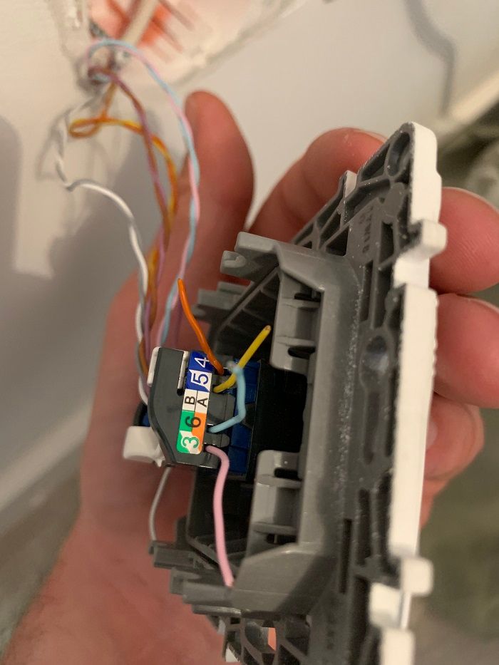 Prise femelle (côté chambre)