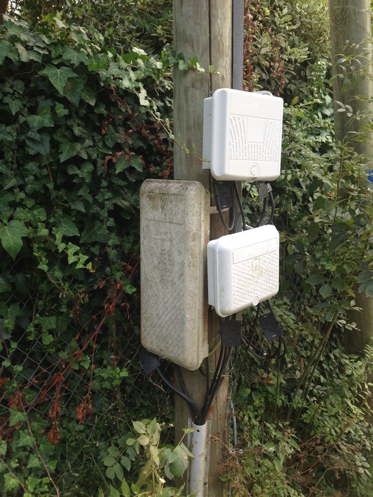 le BAs du poteau avec la vue sur la boite gris où se trouve ma connexion