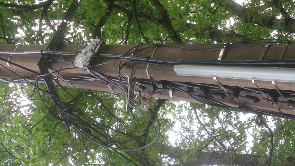 poteau avant le passage sous terre de ma ligne sur mon terrain 01