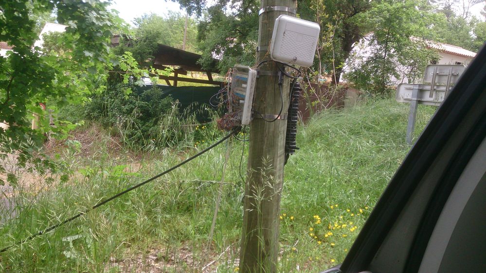 poteau sur la d4  : nous voyons le cable arrivant du sol ( non enterré ) qui est ataché à la boite . celle ci étant ouverte à tout vent et marrée !!!!!