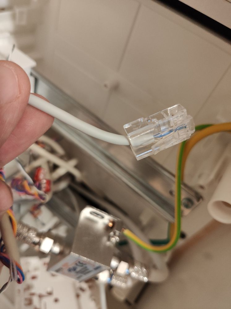 Deux prises comme celle-ci sont présentes dans le tableau