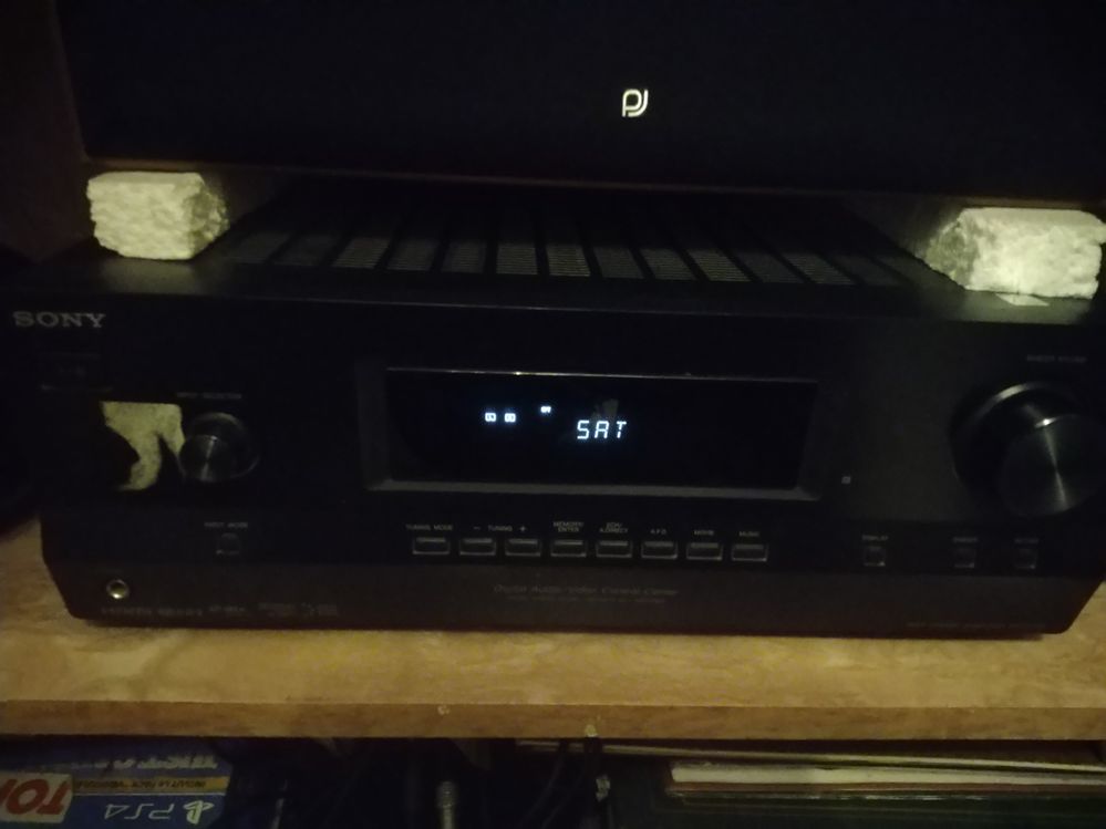 Ici SAT nous permettrais d'avoir image et son pour regarder la TV. Mais depuis cet après midi a la mise a jour du décodeur on n'a le son mais pas l'image. On dois brancher le décodeur directement sur la TV. Par exemple si on mets BD et qu'on allumé la play en mettant cet option BD on n'a image de la play et le son.