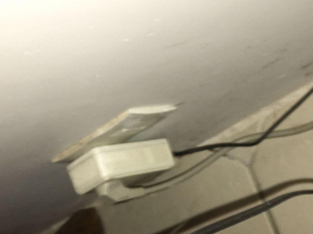 La prise pour la télé et téléphone et à droite pour le filtre ADSL qui est vide.