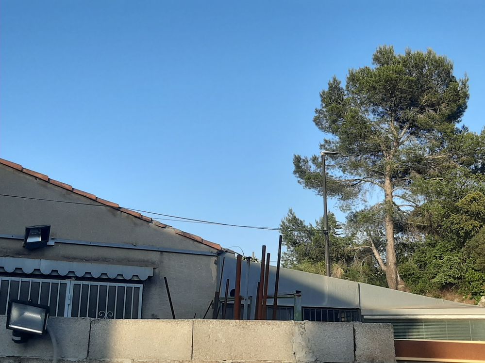 A droite, le poteau avec la ligne FT