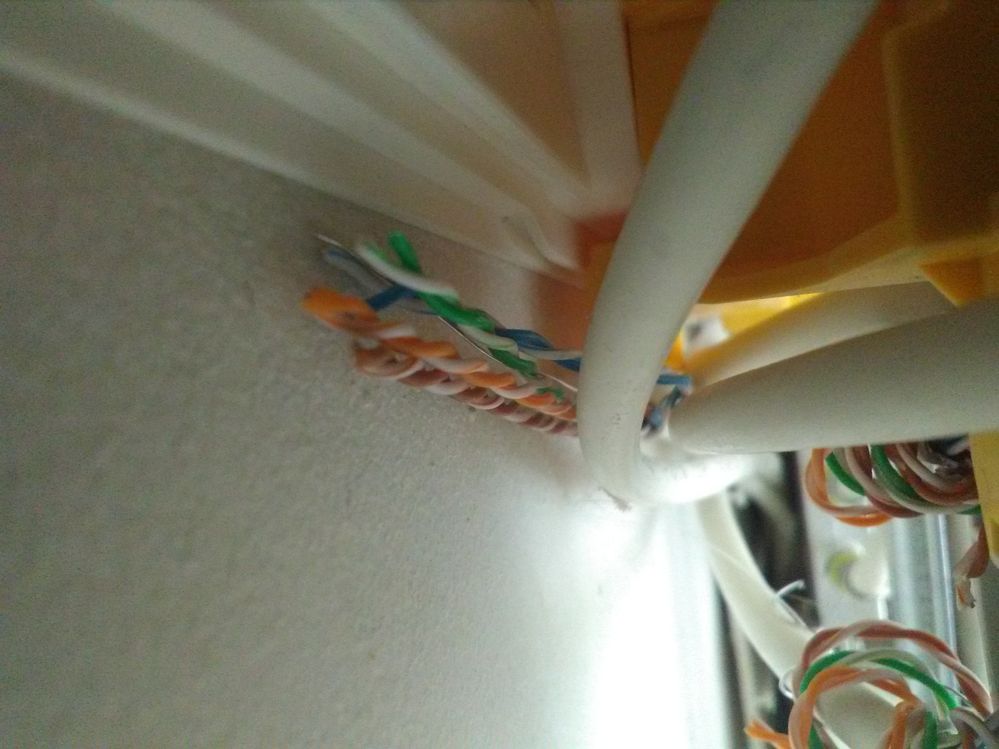 Un des câbles non branchés