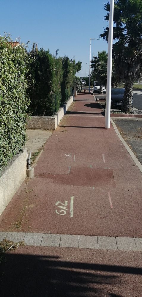 photo de leur travaux . le plot en beton est sur le mur du voisin