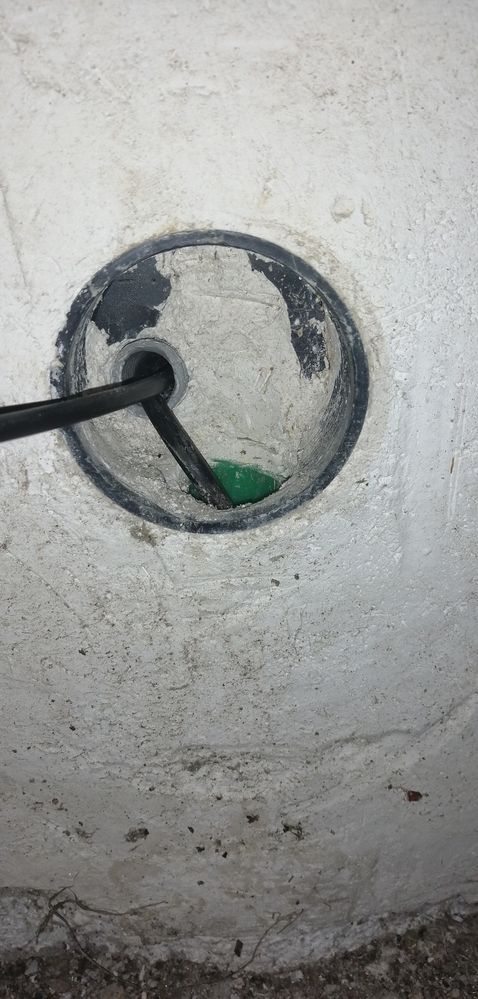 gaine verte allant dehors avec adsl.gaine grise allant dans le salon. Photo du garage