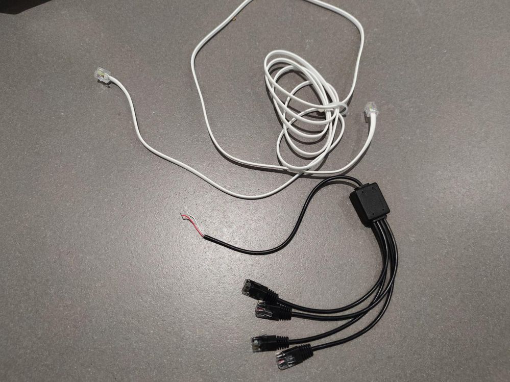 Câble rdj11 et cordon quadrupleur de sortie DTi fourni par l'électricien