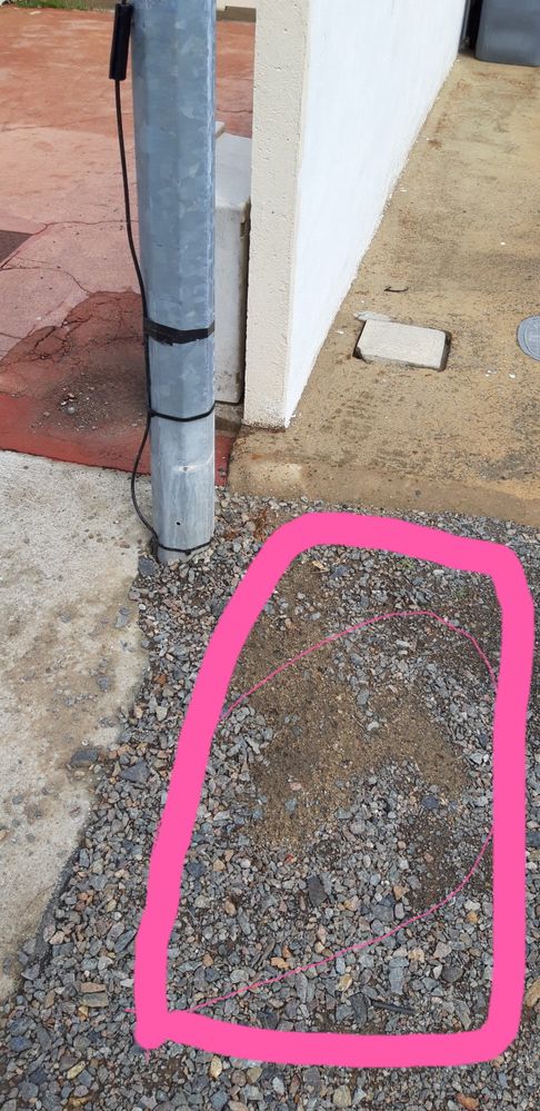 sous la marque rouge les câbles dans les cailloux !!!sans regard