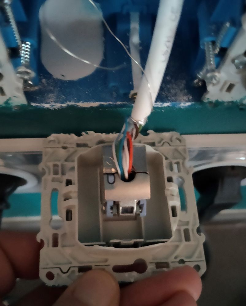 La prise du salon où est connecté la box