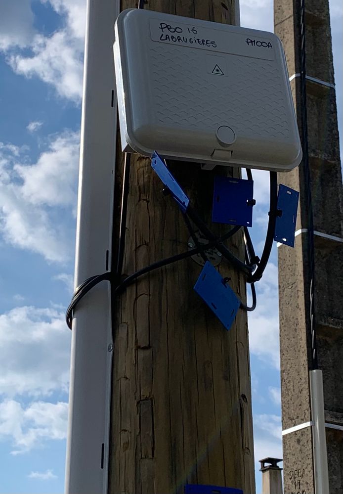 Point de branchement optique pour le voisin et moi même (lui ayant la fibre orange qui fonctionne correctement - vérifie)