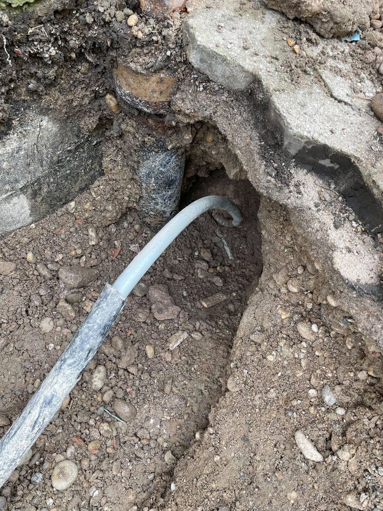 Raccordement des deux gaines. En les étirant, j'ai vu un cable téléphonique gris foncé dedans uniquement