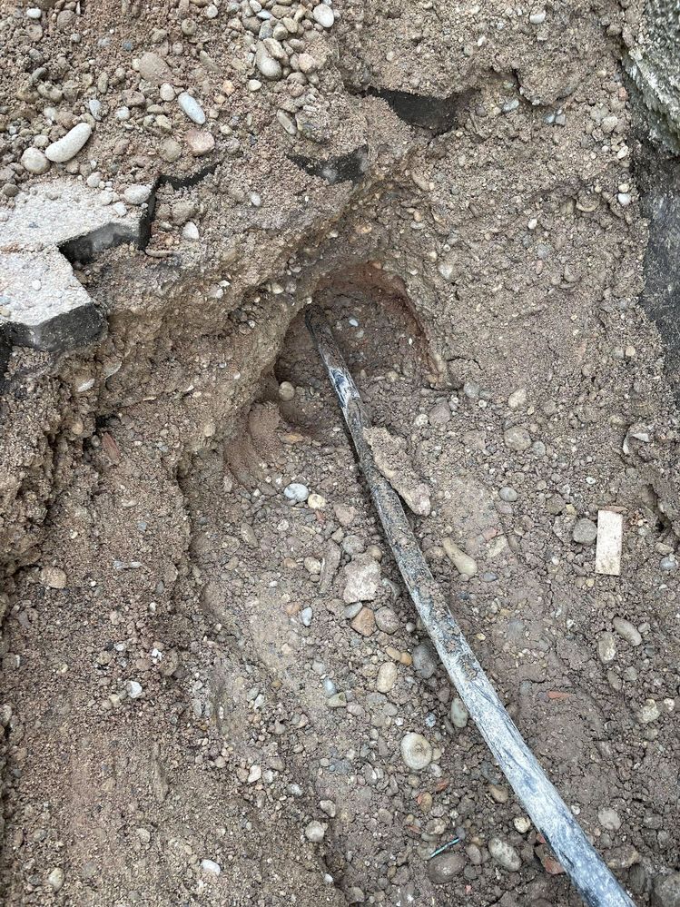 en direction de la rue vers la plaque métallique