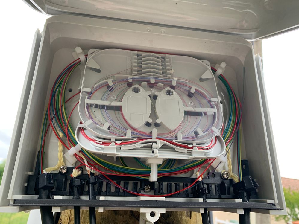 Intérieur du pbo, ma sortie est a gauche celle du voisin (qui fonctionne à droite)