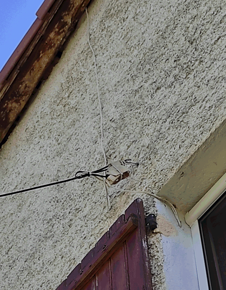 le boitier de facade arraché (ligne tombée a 1 mbps)