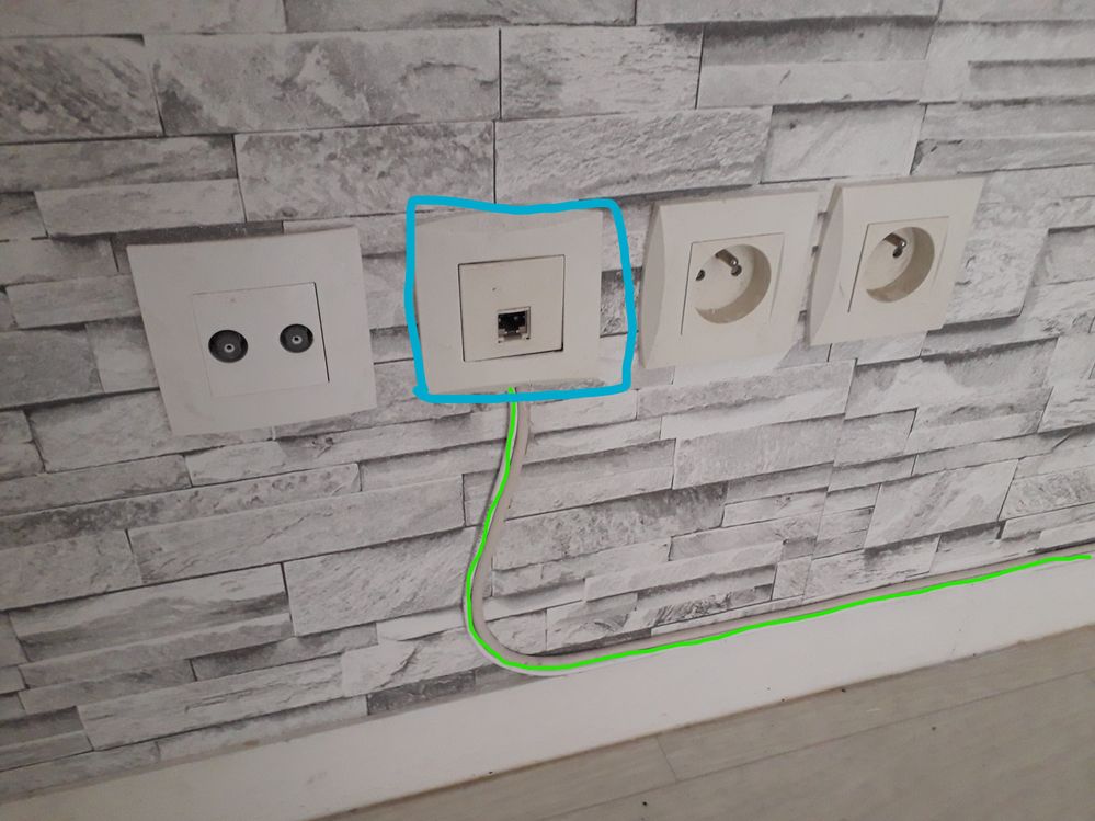 RJ45 en bleu - cable du PTO allant derrière la prise RJ45 en vert