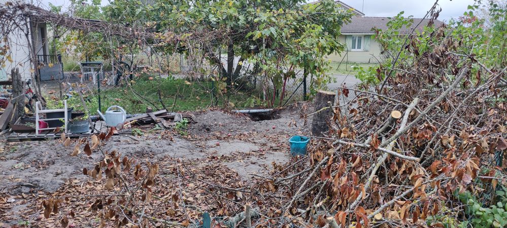 A côté du trou il y a la chambre Telecom dans le jardin de ma voisine où se trouve apparemment ma ligne