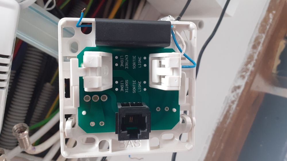 j'ai débranché à gauche l'arrivée d'Orange. en sortie DTI, le cable qui alimentait dans le salon l'ancienne box ADSL