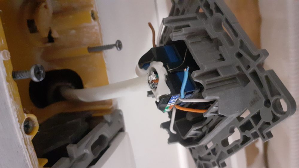 prise murale dan une chambre