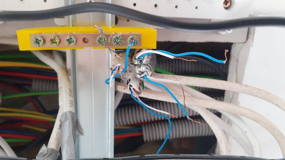 les 4 cables qui filent vers chambres