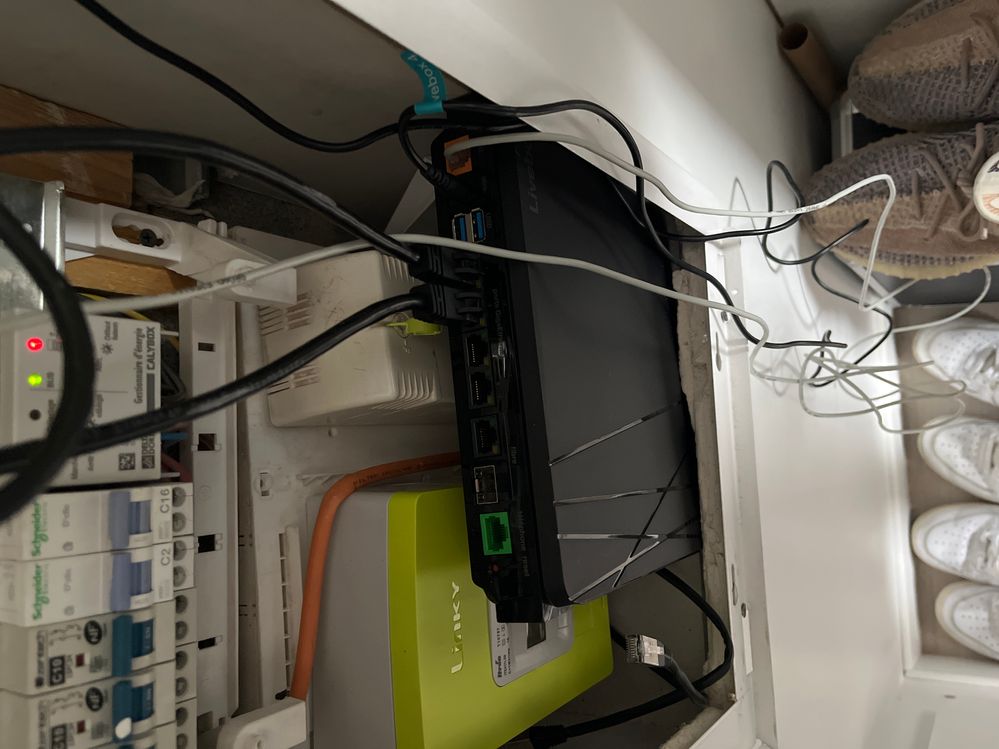 Et voici ma Livebox 4. Comme on piment voir, les led des prises ethernet sur la box ne sont pas allumer