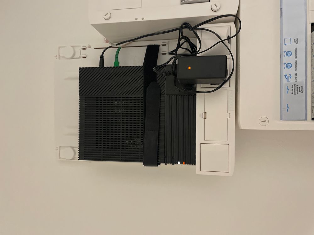 Le blanc clignote et le orange est fixe