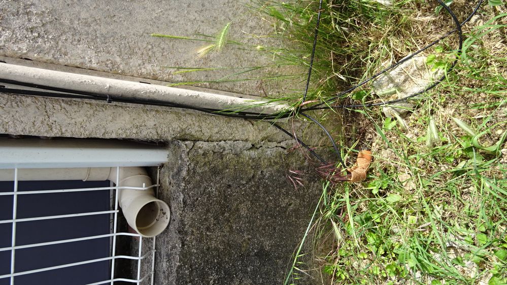 Cables coincés dans la goulotte