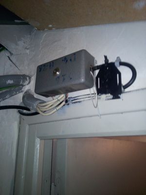 boitier au dessus de la porte d'entrée du local technique