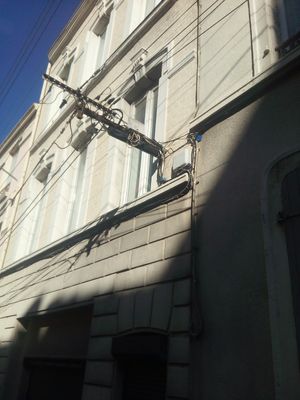 appareil blanc se trouvant sur un immeuble mitoyen au mien, le mien est à droite