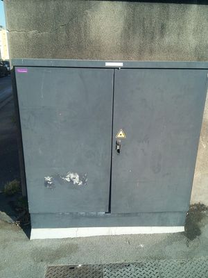 armoire près des poubelles enterrées qui se trouvent en bas de ma rue (à l'intersection d une autre rue)