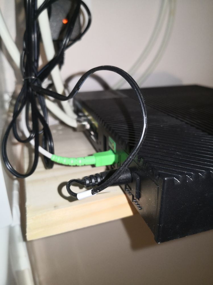 On voit les 2rj45 au fond branchées sur les ports ethernet de la box