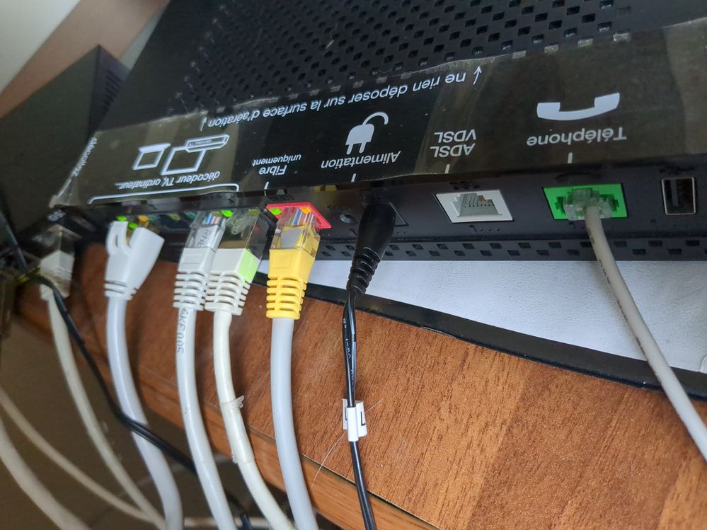 Les deux fiches du milieu j'ai mis les câbles rj45/rj11