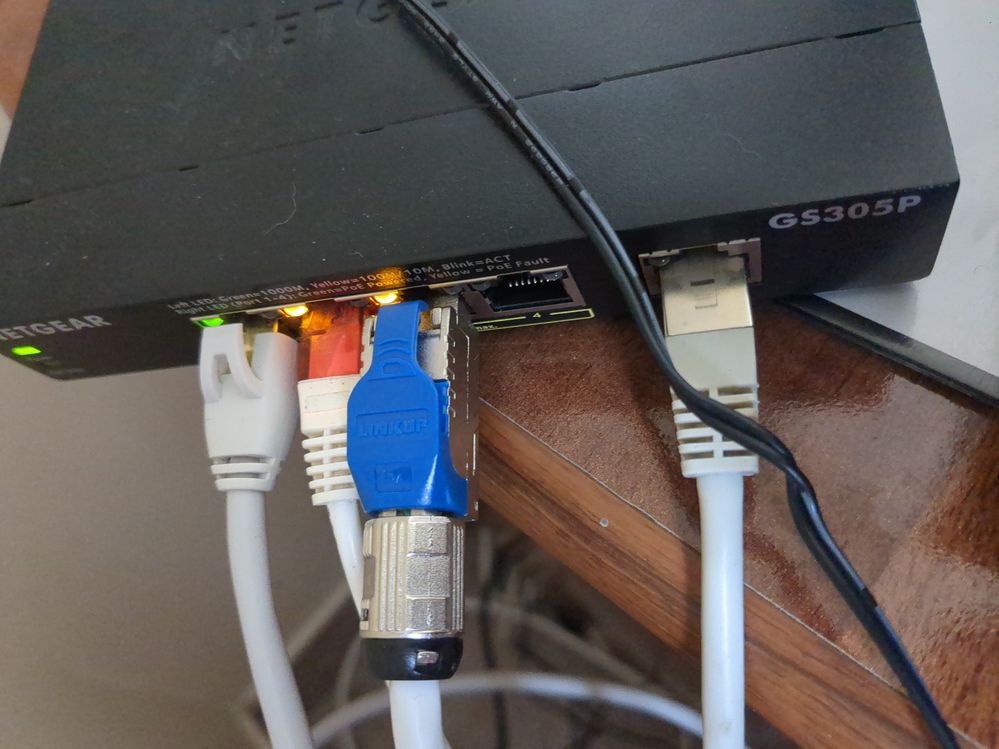 Et sur le routeur neatgear le second câble qui sort du mur et qui est relié au routeur buffalo du second bâtiment